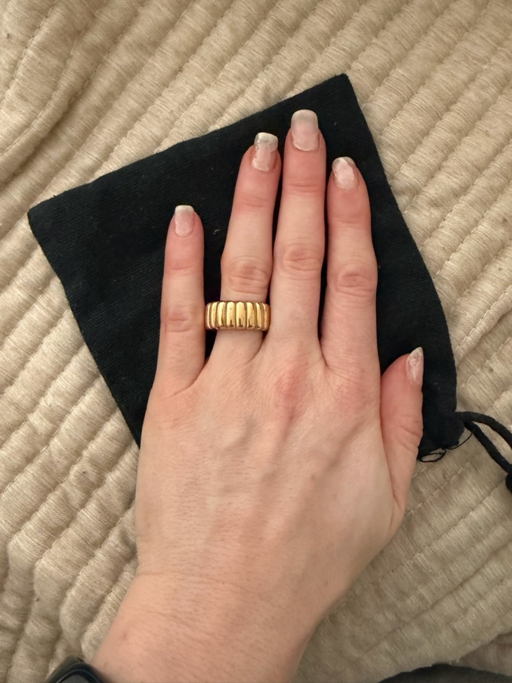 Mejuri Ribbed Band Ring - Gold - Picture 6 of 6